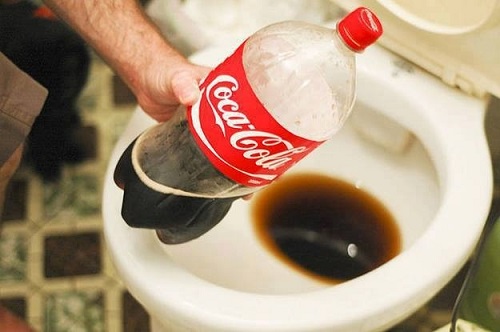 tẩy bồn cầu bằng Coca Cola